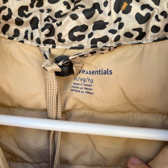 Brand new Amazon essentials cheetah puffer vest - Picture 4 of 5